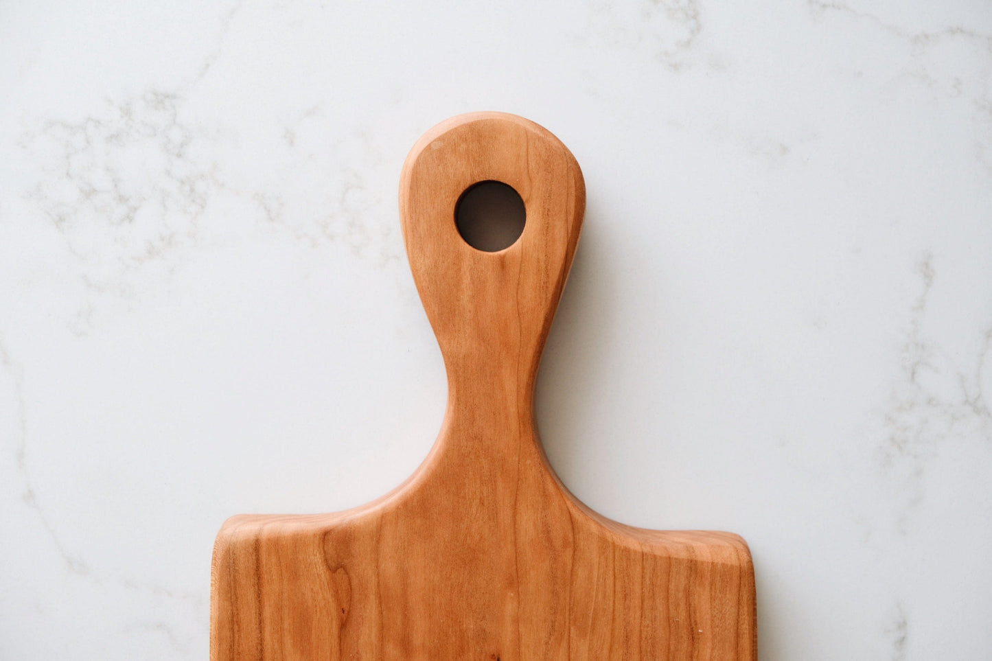 handle of cherry serving board