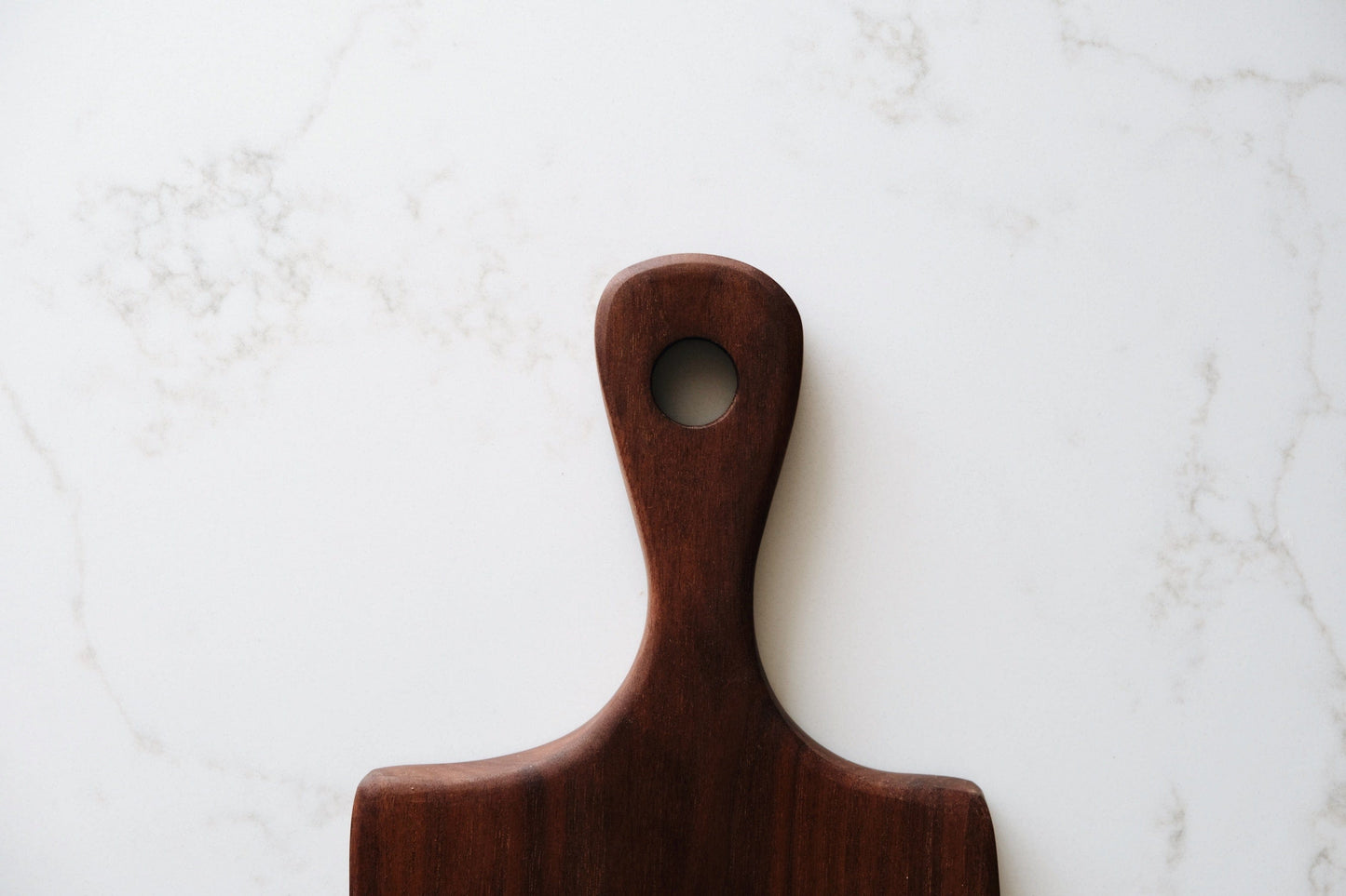 handle of walnut serving board